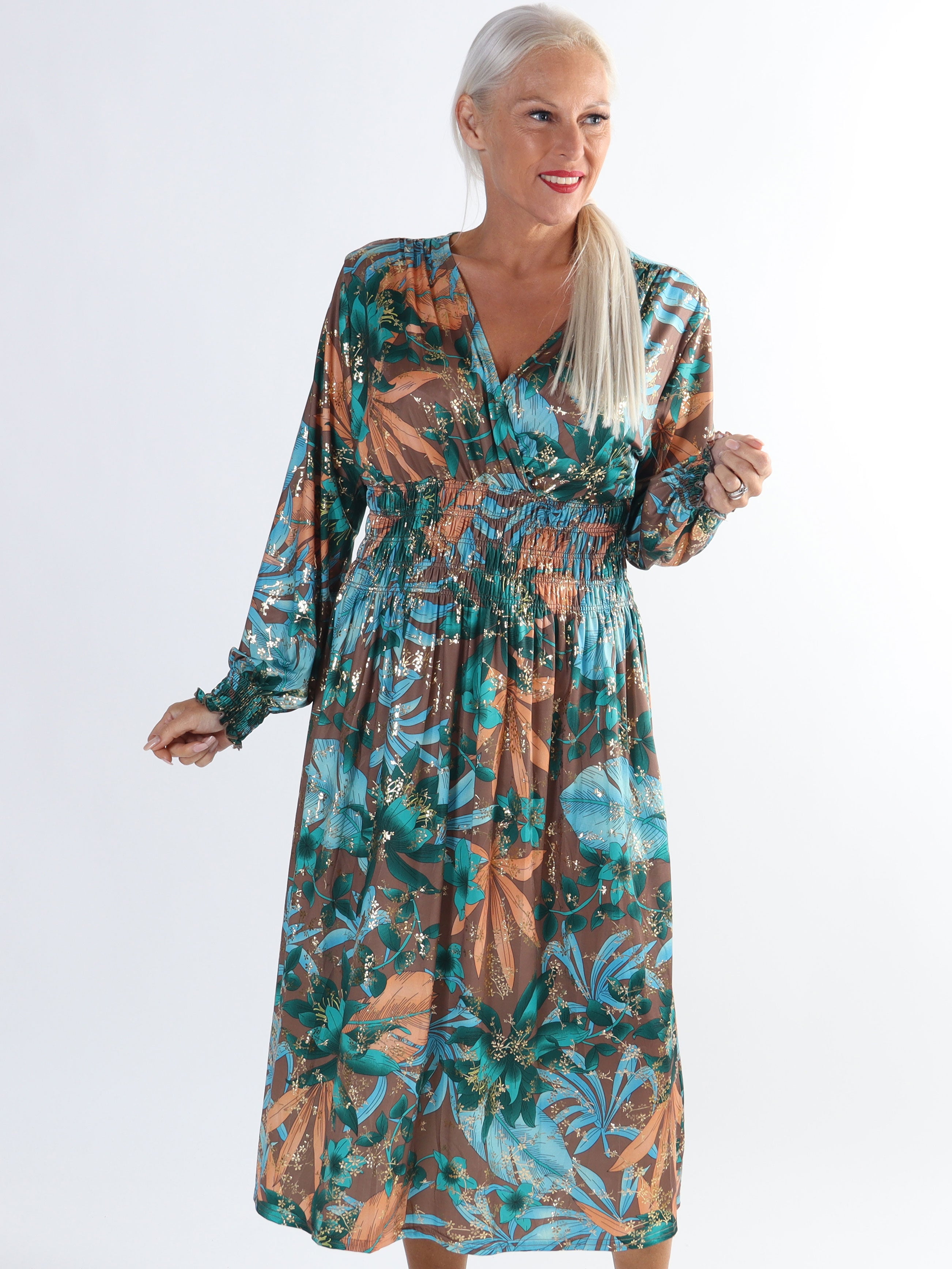 Pams Midi L/S - Plus size klänning i skrynkelfritt tyg med långa ärmar